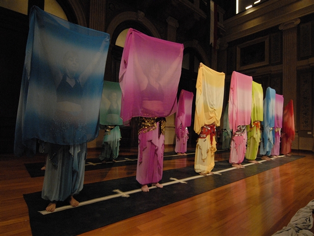 Le danzatrici coperte dal velo